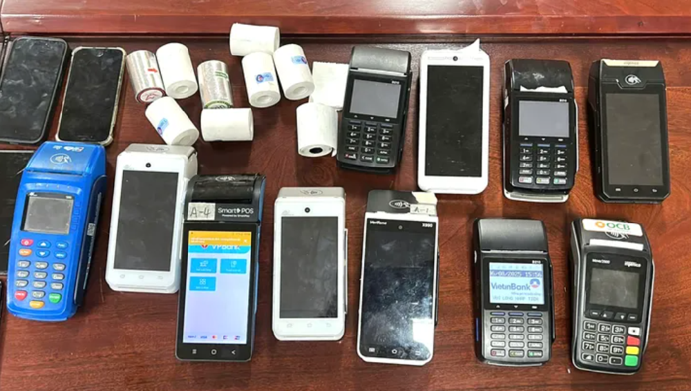 卖“鸡”也犯法？三名中国公民被逮捕，涉案金额约1400亿，越南巨额诈骗案曝光！288名受害者挤满法庭，男子被判6年监禁！